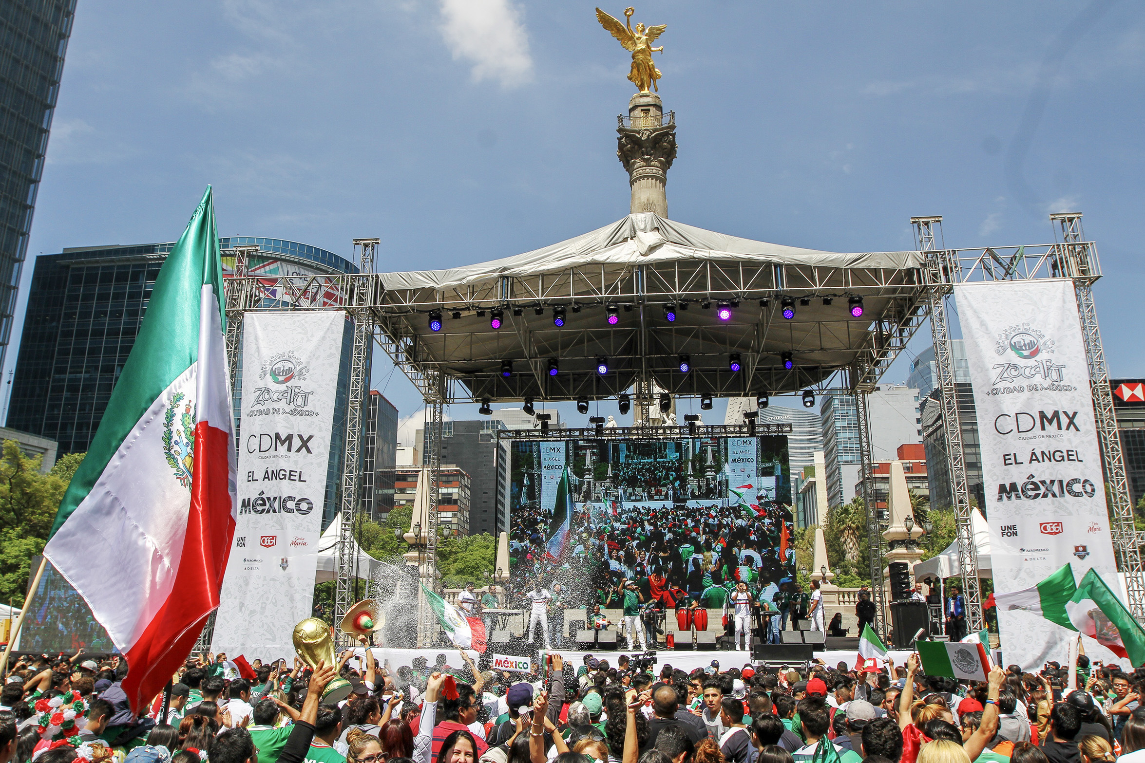 Mexicanos celebran pase a siguiente ronda del Mundial