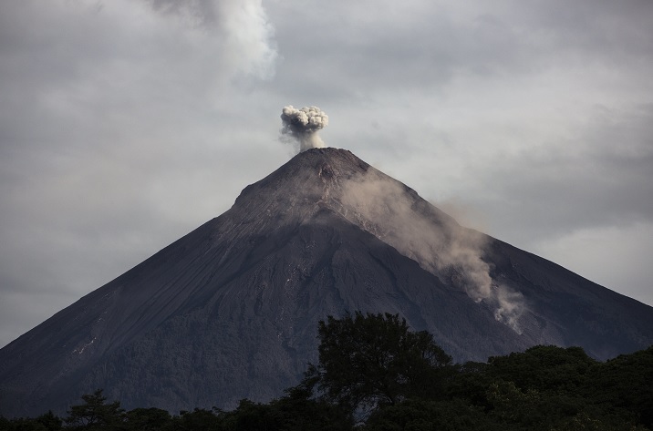 Forenses trabajan identificar víctimas Volcan Fuego