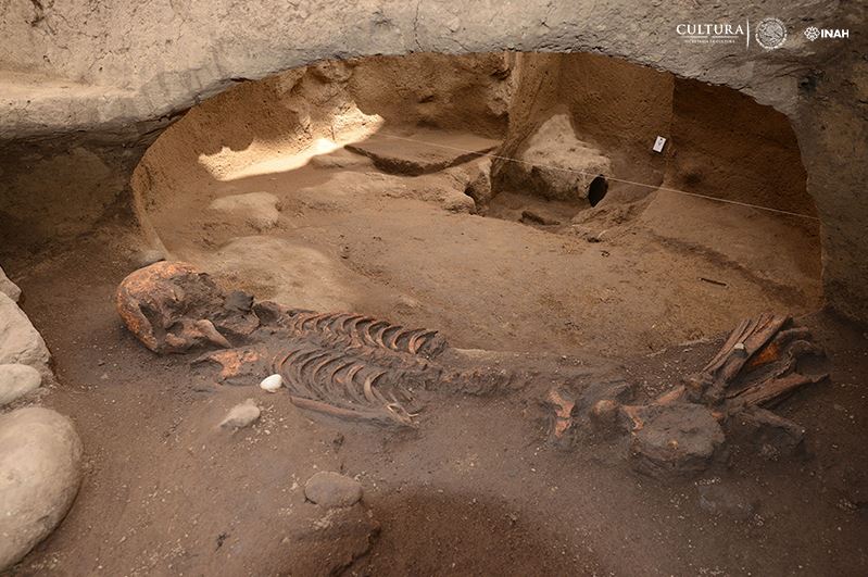 Descubren fosas prehispánicas de 2,500 años en CDMX