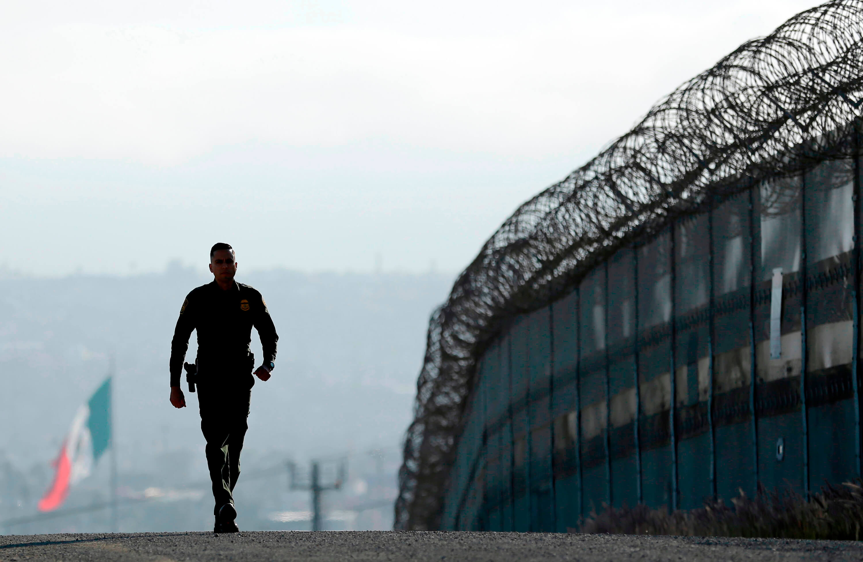 detienen pareja migrantes mexicanos base militar nueva york