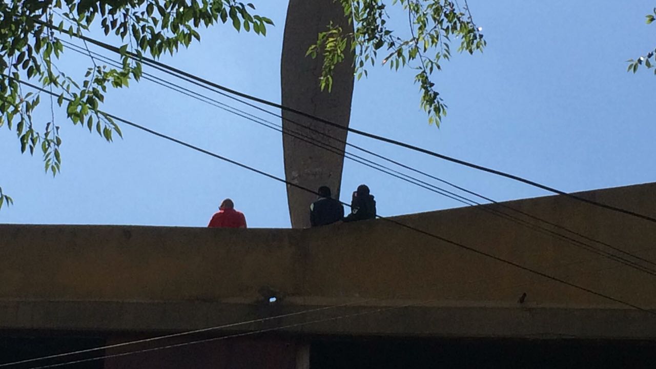 Hallan a hombre muerto en estacionamiento de Unidad Morelos