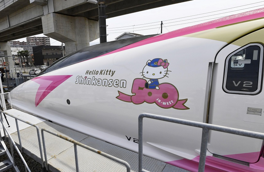 El tren Hello Kitty inicia operaciones en Japón