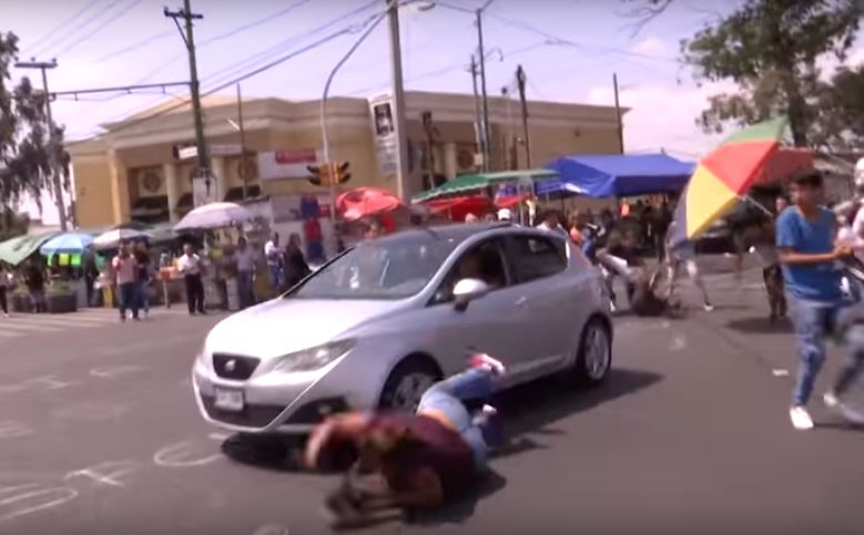 Automovilista embiste a manifestantes en Ermita Iztapalapa