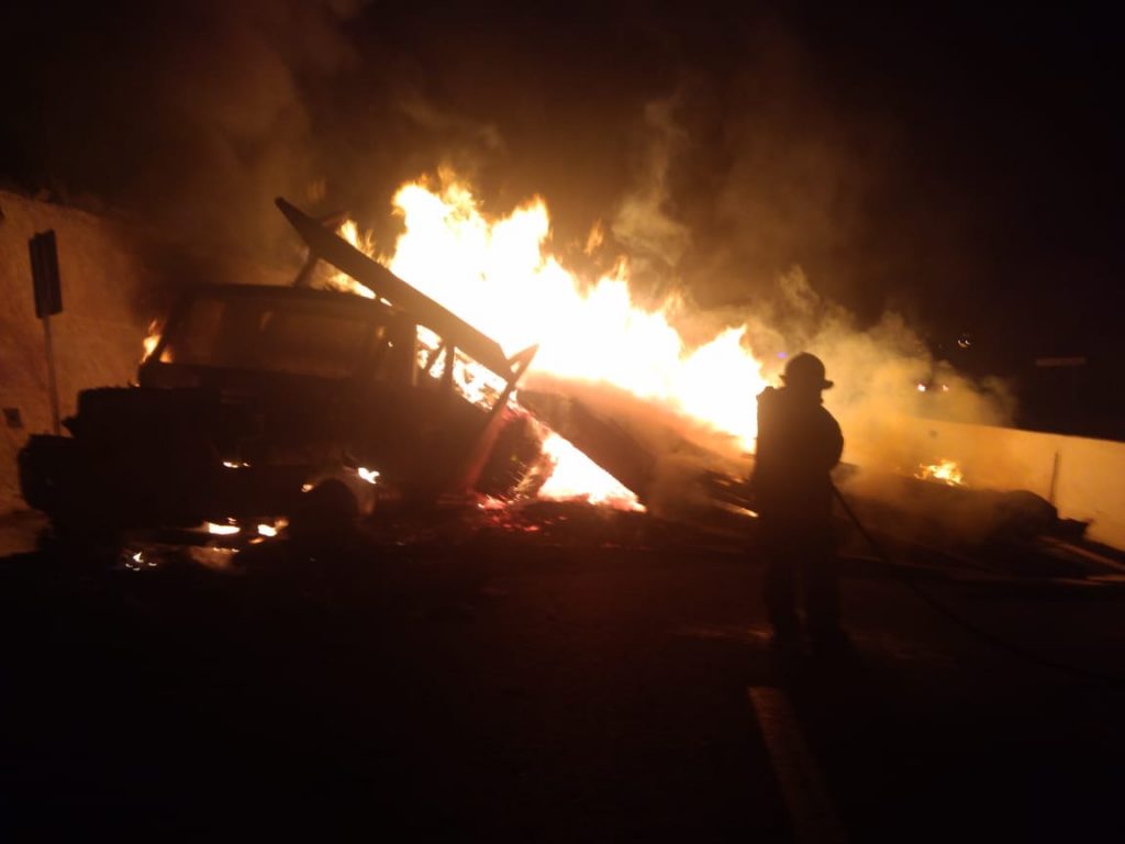 Incendio tráiler cierre durante siete horas en Autopista Sol