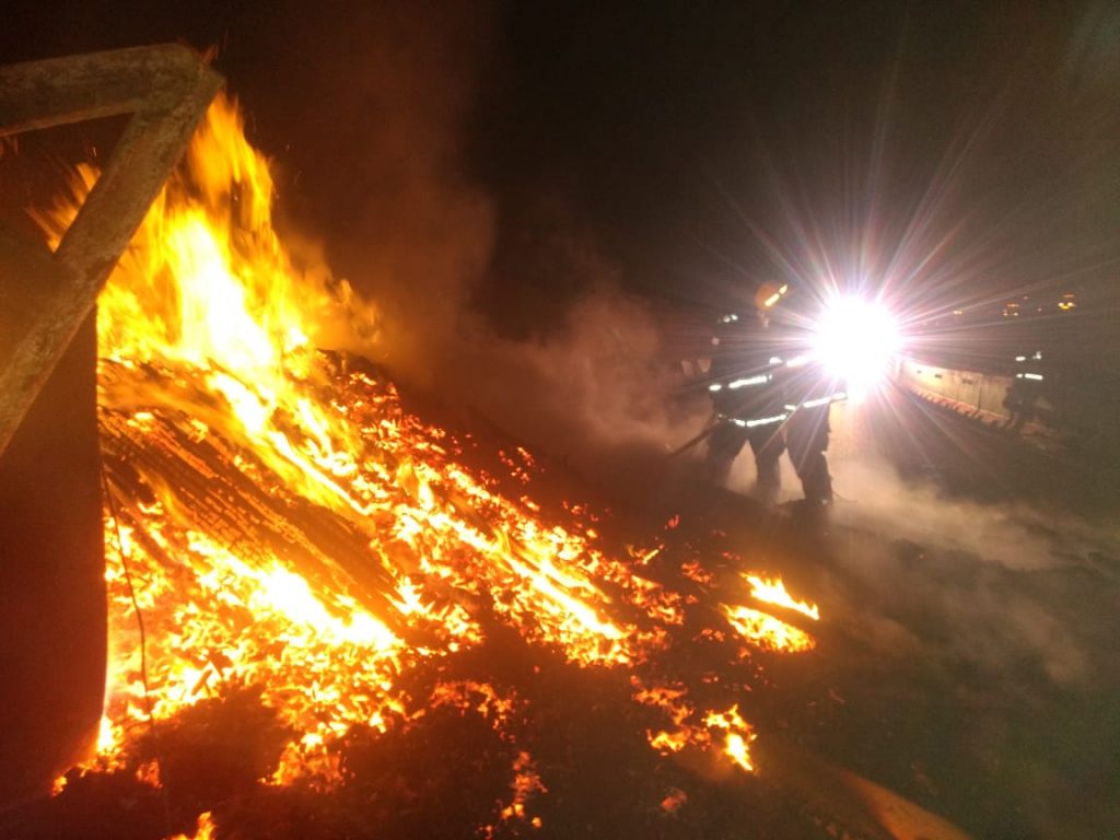Incendio de tráiler provoca cierre durante siete horas en Autopista del Sol
