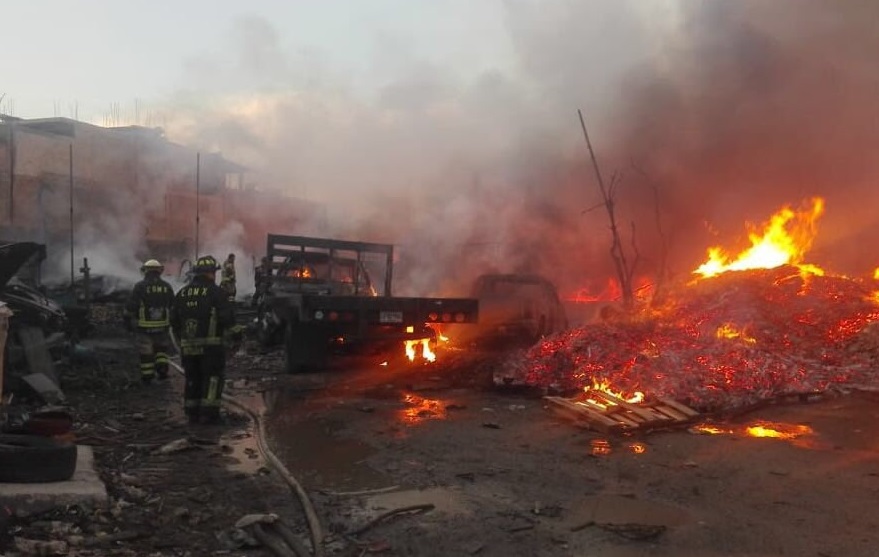 Controlan fuerte incendio en maderería en Iztapalapa