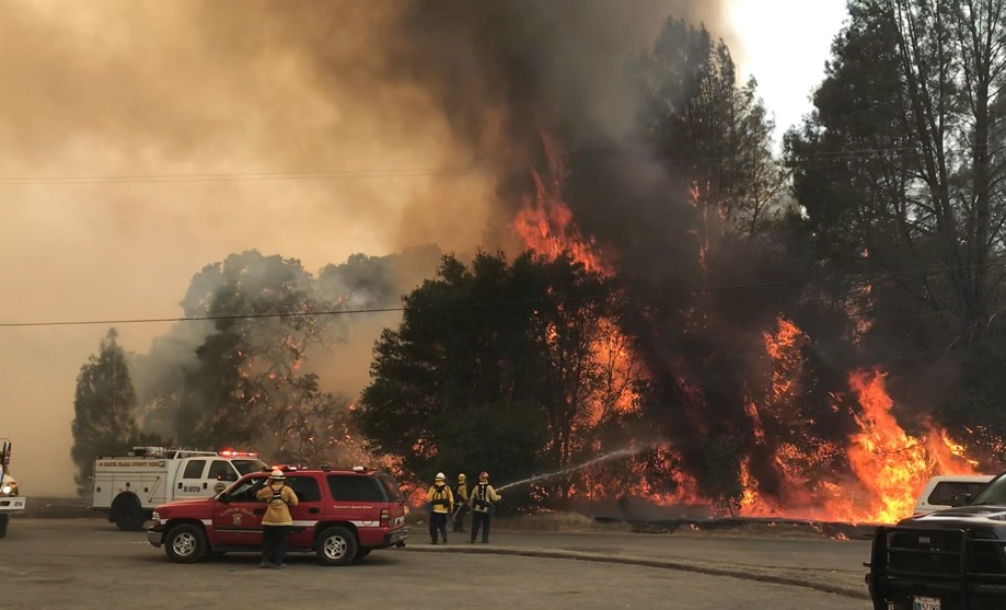 Miles de personas huyen del norte de California por incendio forestal