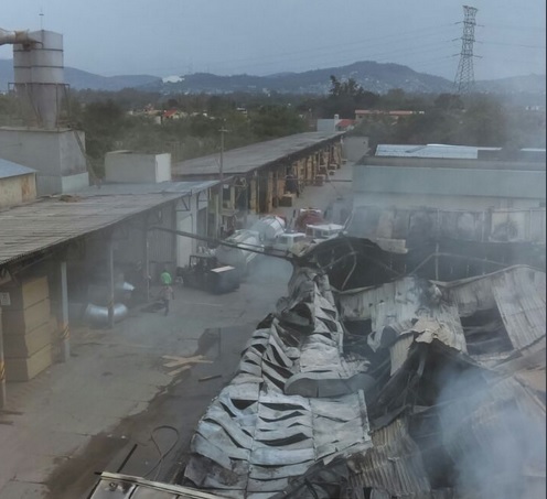 Incendio consume fábrica de puertas de madera en Oaxaca