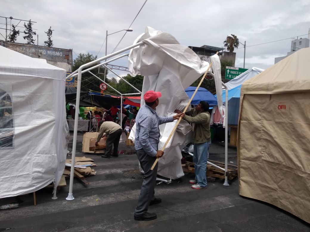 Integrantes de la CNTE retiran campamento