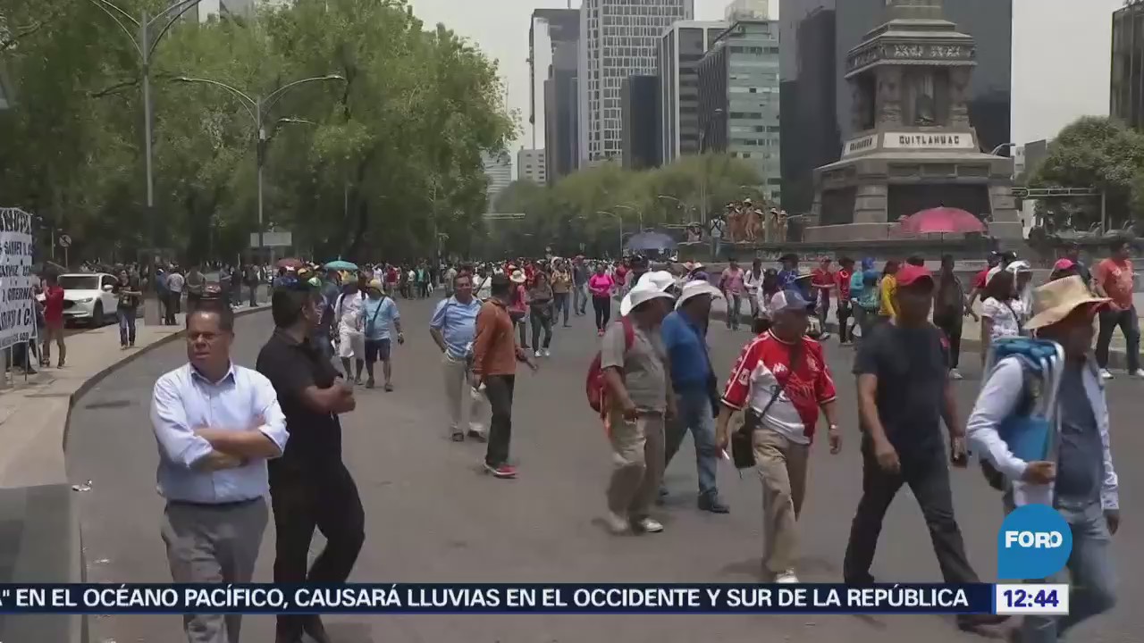 Integrantes de los ‘400 Pueblos’ protestan desnudas sobre Reforma