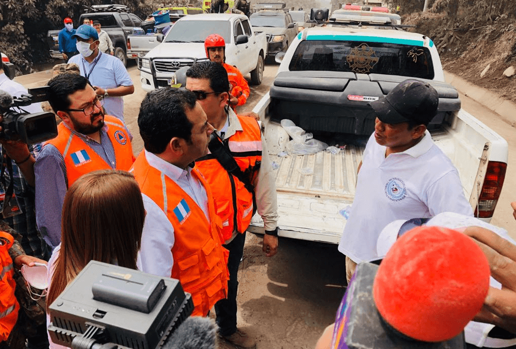 El presidente de Guatemala, Jimmy Morales, recorre una de las zonas devastadas por el Volcán de Fuego. (@Lared1061)