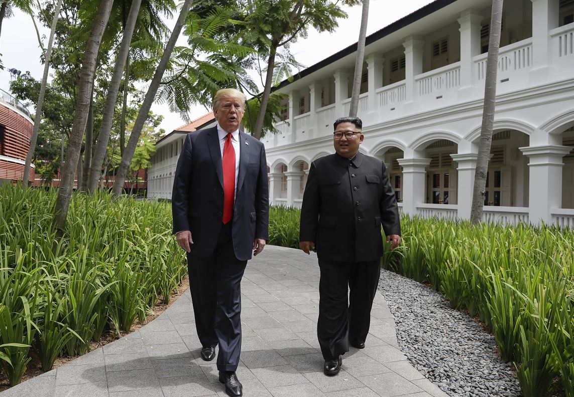 Trump celebra progreso en cumbre con Kim Jong-un