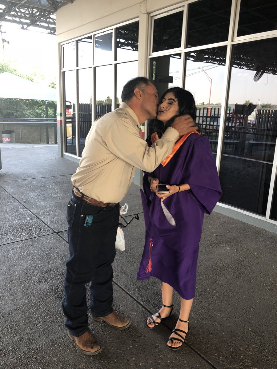 Joven cruza frontera reunirse con padre antes de graduarse