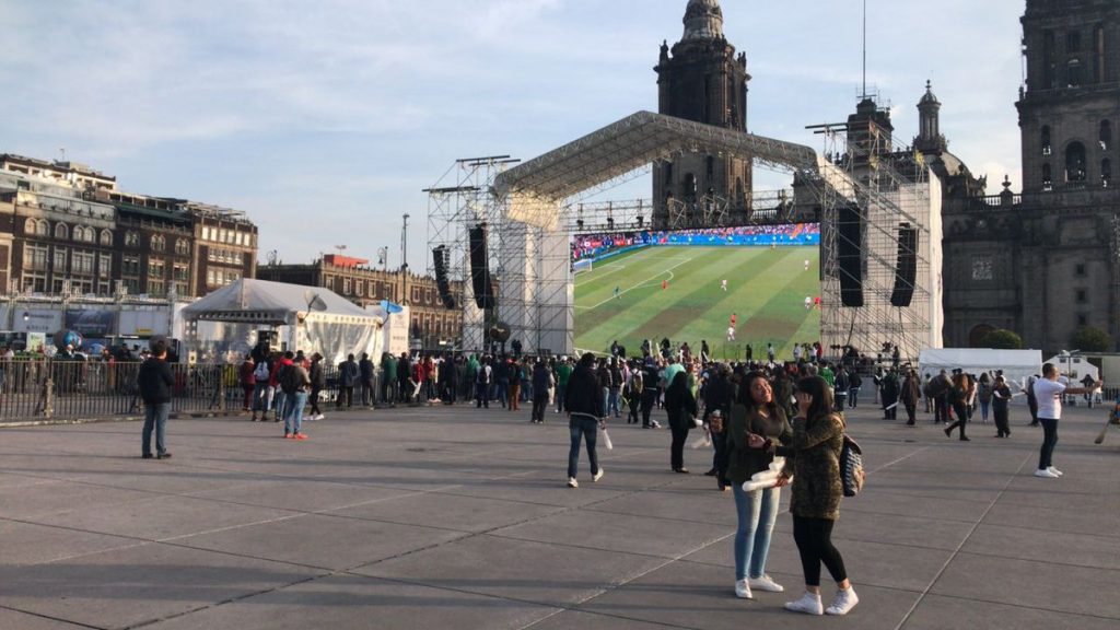 Aficionados llegan al Zócalo y el Ángel para partido de México vs Suecia