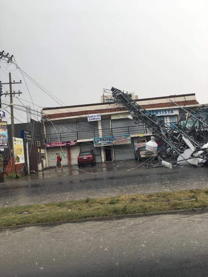 Lluvia en Nuevo León inunda vialidades y tira antena en Apodaca