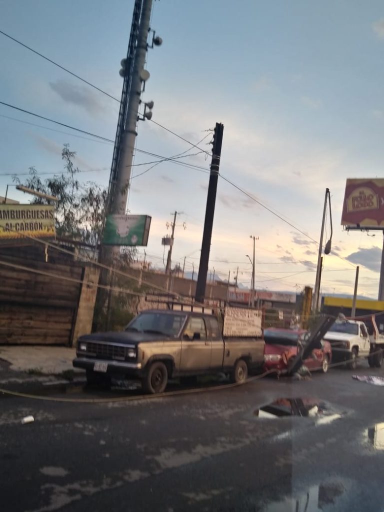 Lluvia en Nuevo León inunda vialidades y tira antena en Apodaca