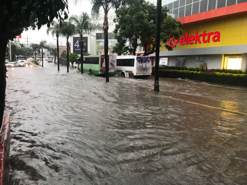 Lluvias afectan vialidades en Cuernavaca, Morelos