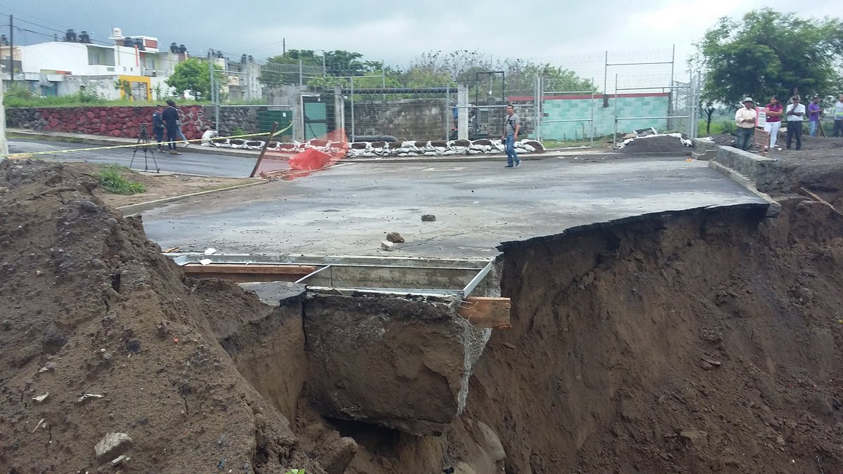 Lluvias causan deslave y socavón en fraccionamiento de Veracruz