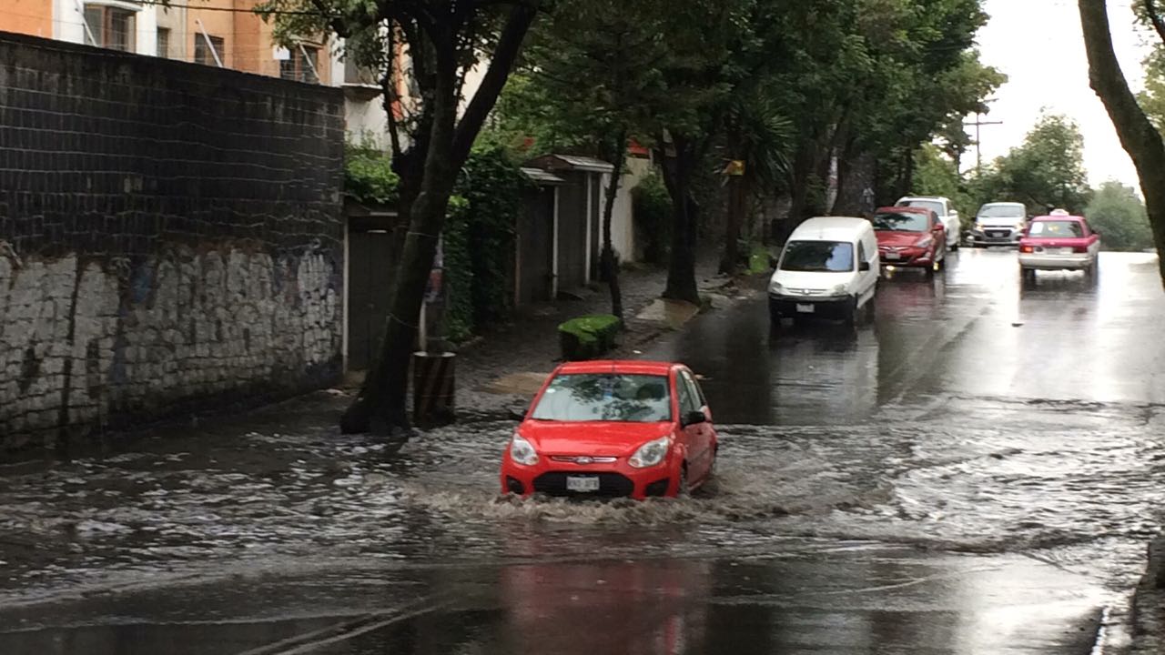Lluvias causan encharcamientos y accidentes en CDMX. (Noticieros Televisa)