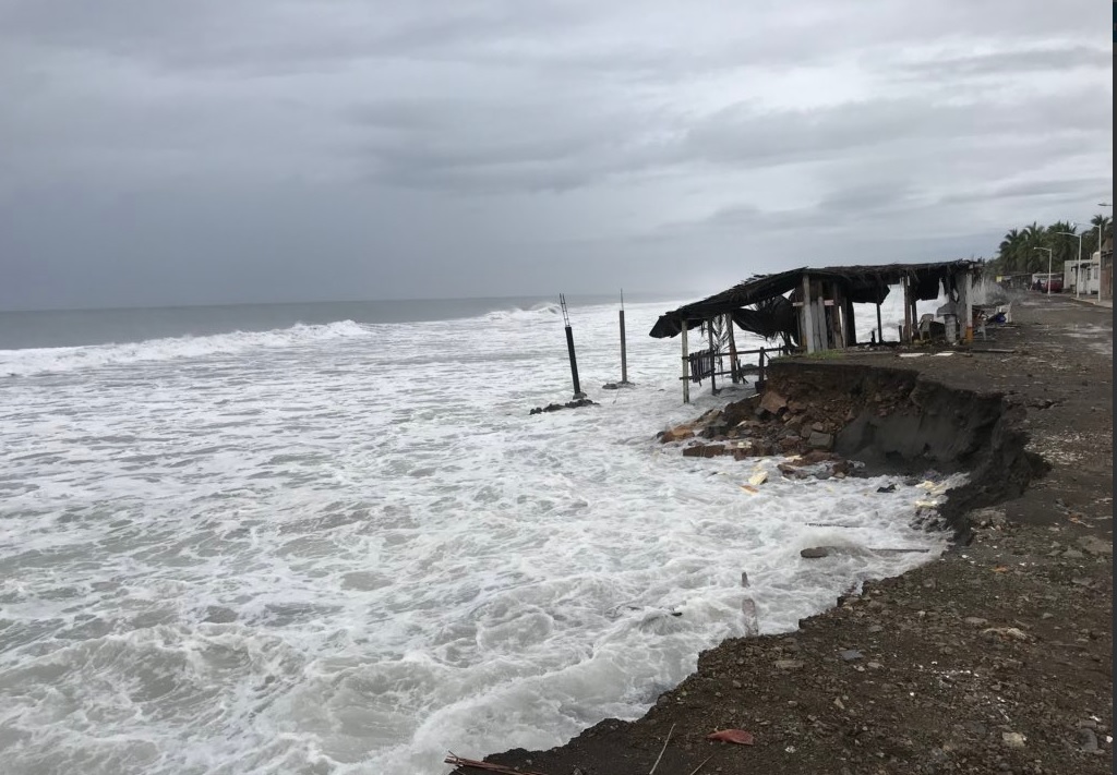 Fuerte oleaje y negocios destruidos deja ‘Bud’ en Colima
