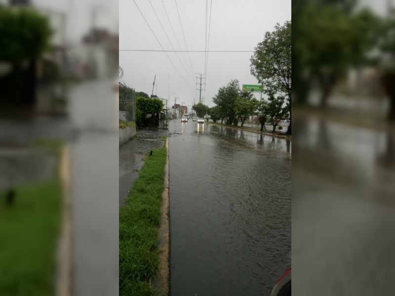 Lluvia provoca encharcamientos en varias avenidas de Puebla