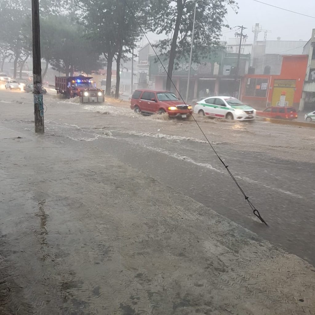 Tormenta y caída de granizo inundan vialidades en Xalapa, Veracruz