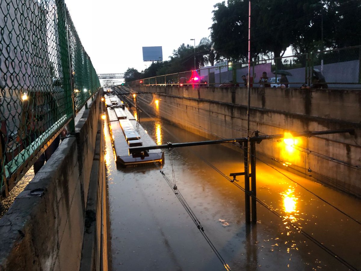 Tromba provoca fuertes inundaciones en Zapopan, Jalisco