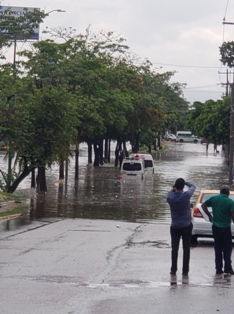 Lluvias por 'Carlotta' dejan vehículos varados en Chiapas
