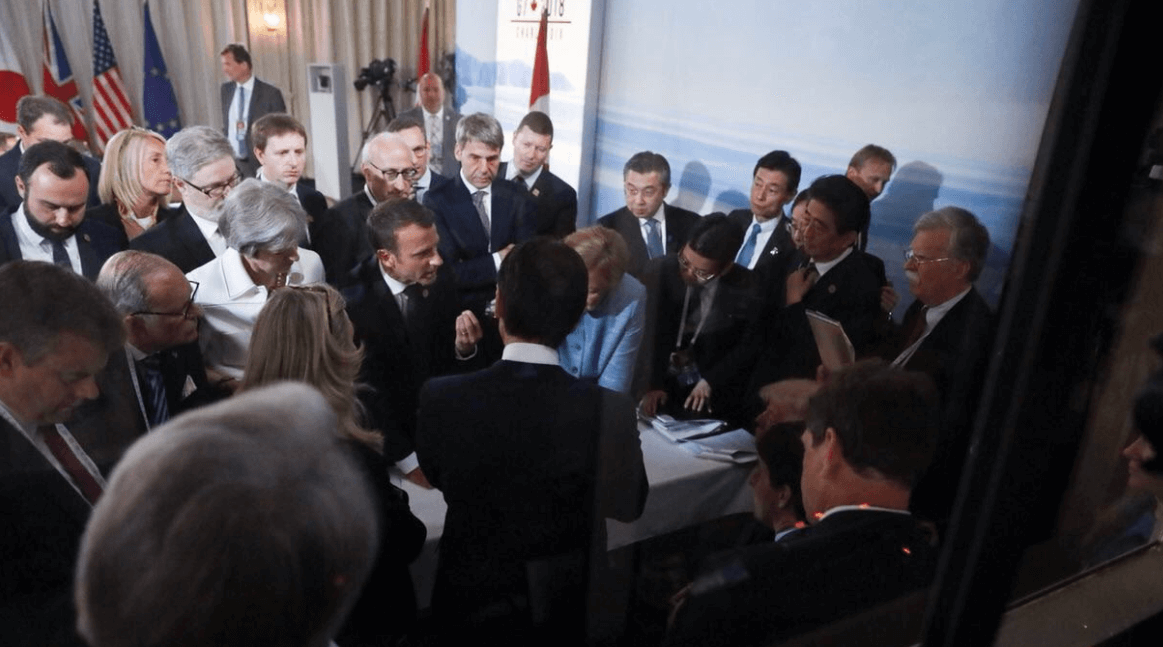 Macron habla durante un encuentro con líderes del G7. (@fabreinbold)