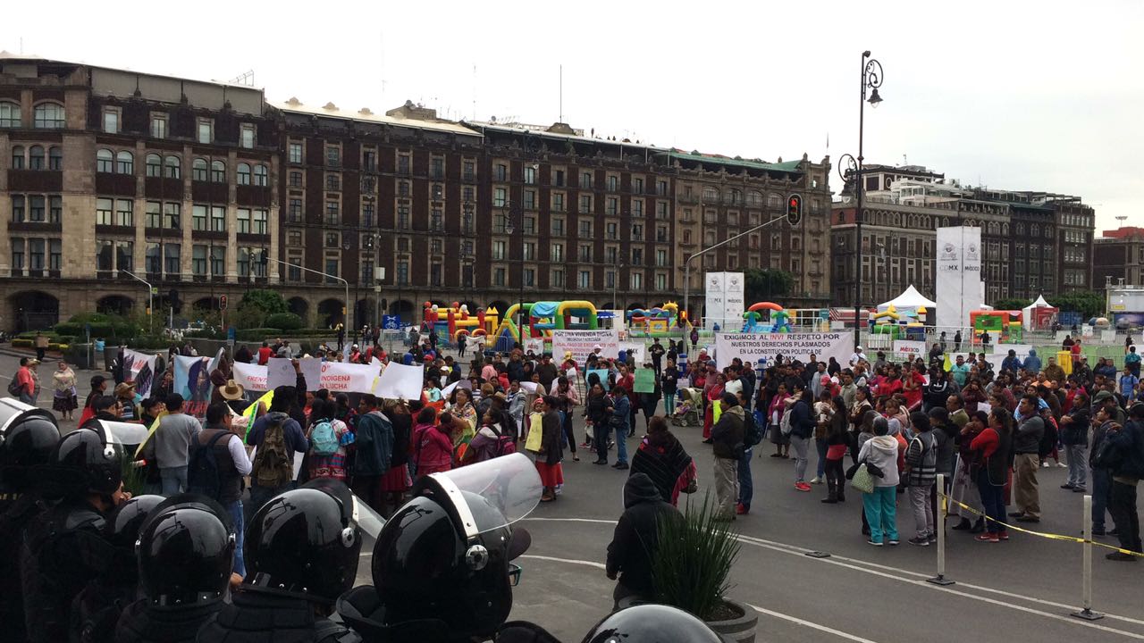 Manifestantes afectan tránsito en el Zócalo de la CDMX