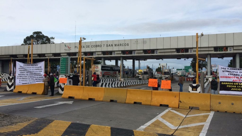 Manifestantes bloquean caseta en la autopista México-Puebla