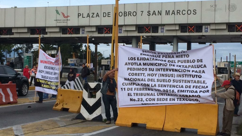 Manifestantes bloquean caseta en la autopista México-Puebla