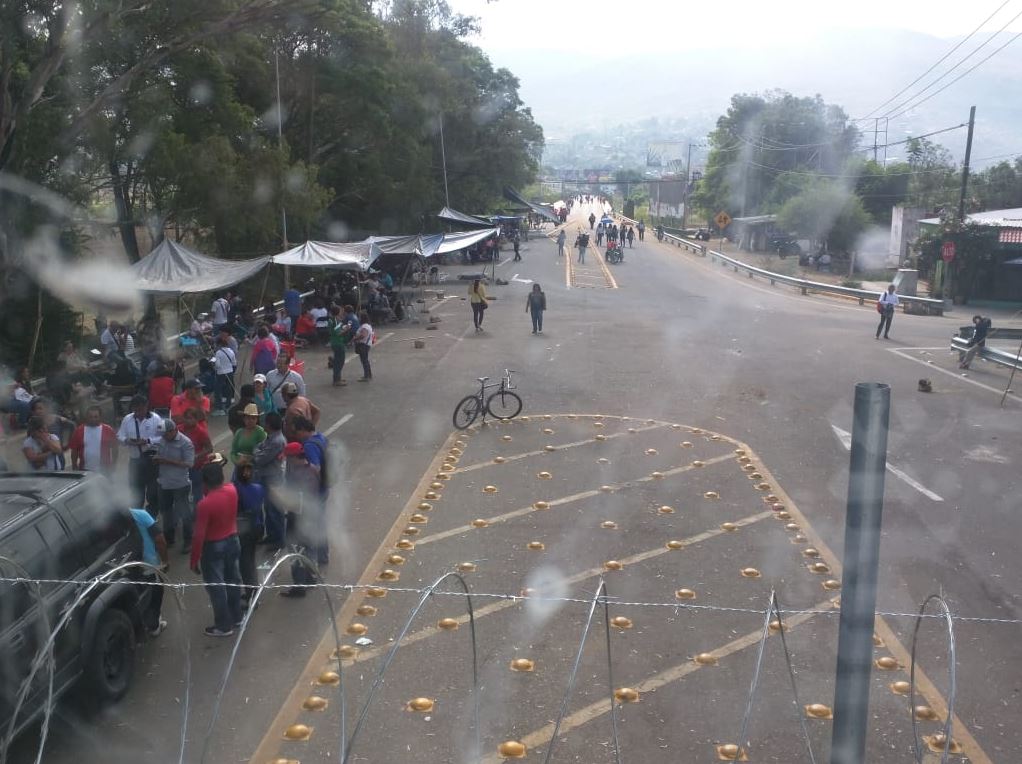 Manifestantes bloquean acceso principal al aeropuerto en Oaxaca