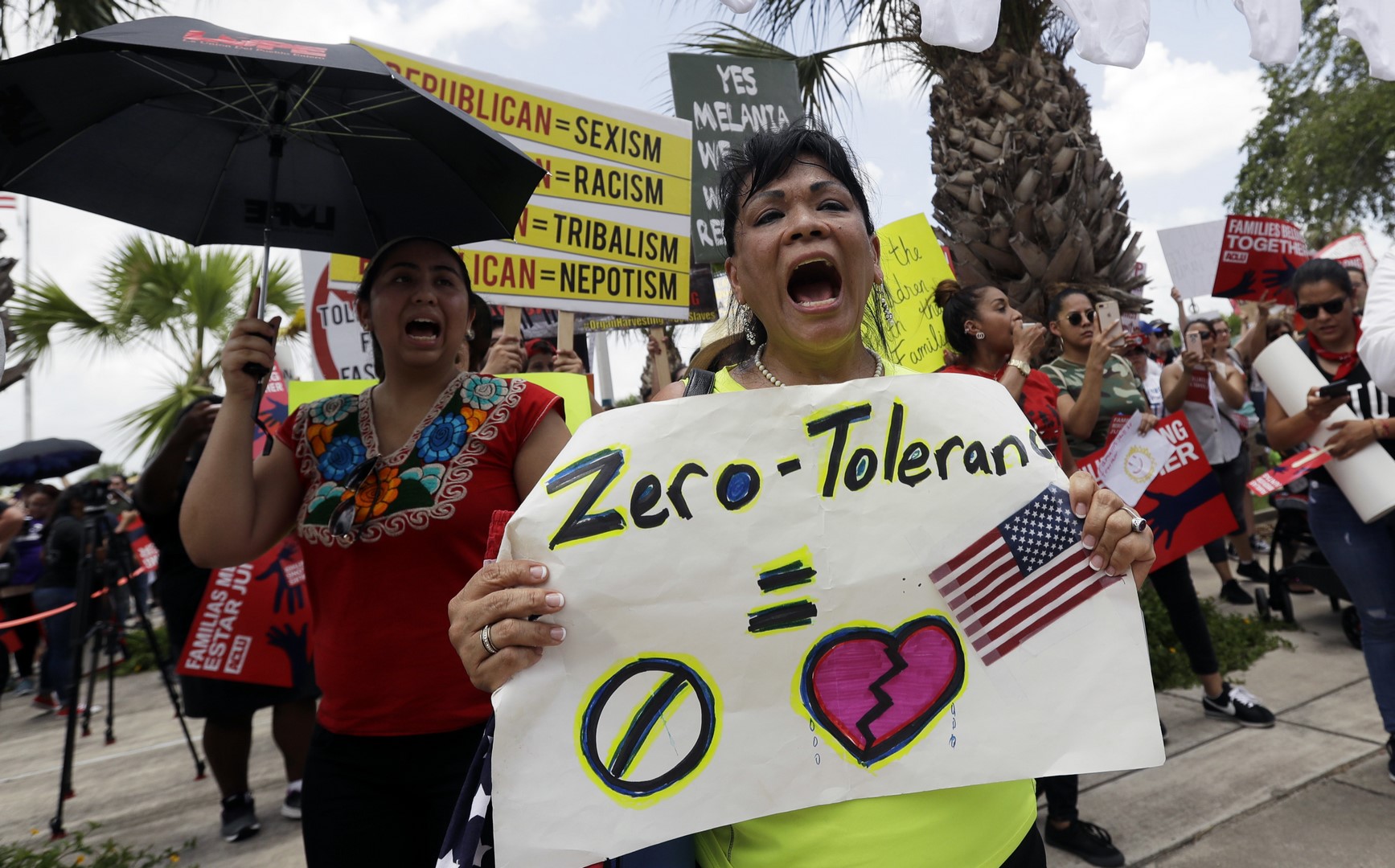 Manifestantes en Texas exigen a Trump reunir a niños con padre