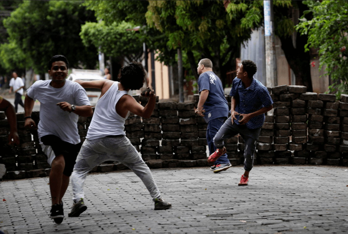 Policías y fuerzas de choque atacan a opositores en Nicaragua