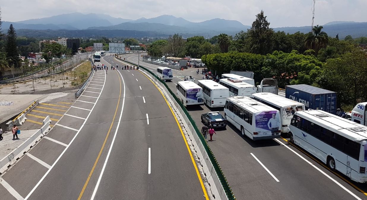 Campesinos bloquean autopista México-Cuernavaca para exigir apoyos para el campo
