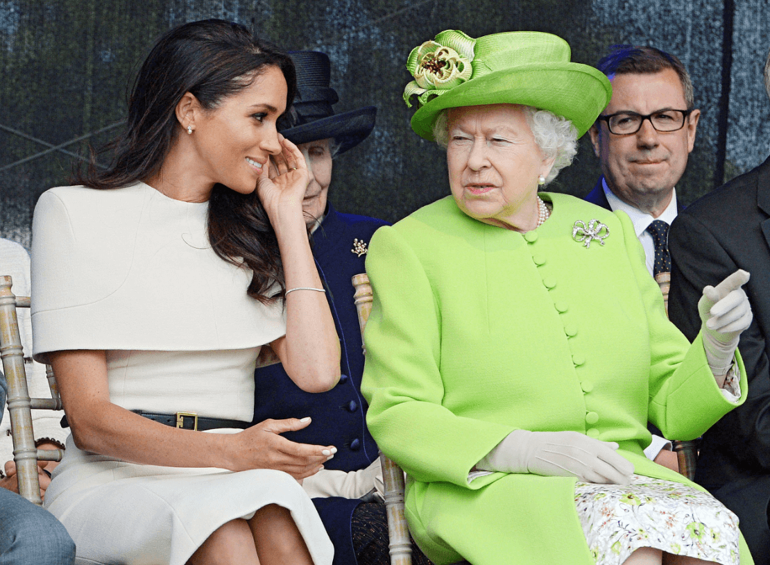 Meghan Markle observa a la reina Isabel II durante un acto oficial en Inglaterra. (Reuters) 