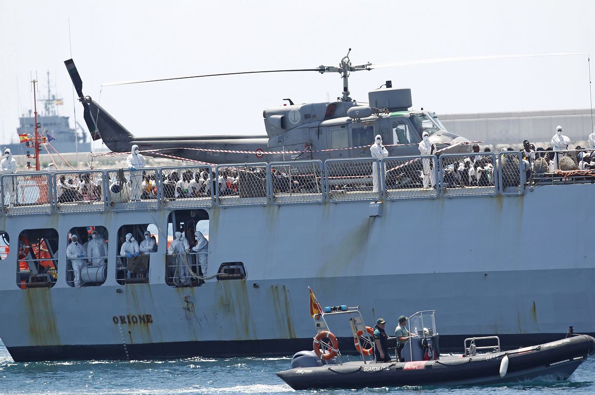 España recibe a 630 migrantes rescatados por buque Aquarius