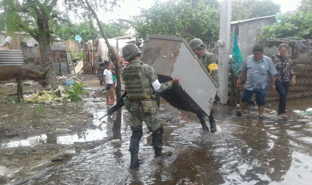 Soldados ayudaron a la población a rescatar enseres domésticos, colchones y mascotas. (Noticieros Televisa)