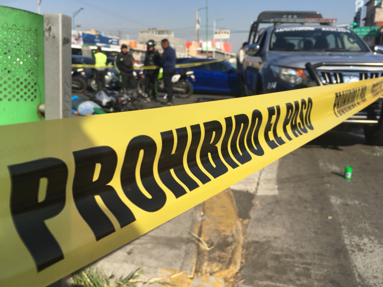 Camión de transporte público atropella a motociclista en Neza