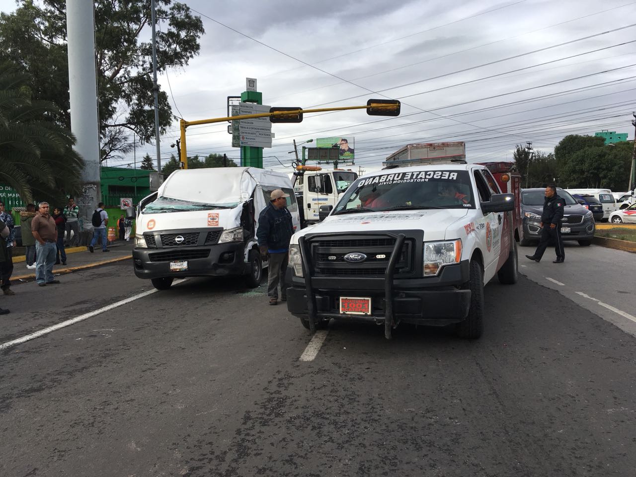 Muere chofer de urban luego de chocar en Vía Morelos, Edomex