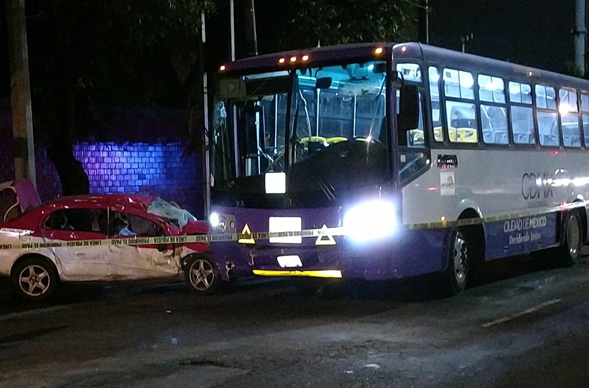 Camión de pasajeros embiste a taxi en Río Churubusco
