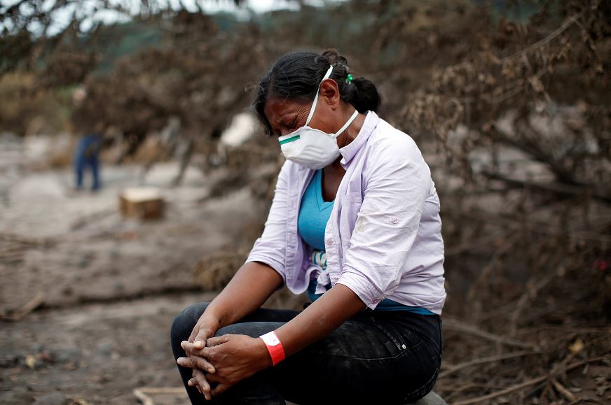 Mujer busca a 50 familiares desaparecidos tras erupción de volcán en Guatemala
