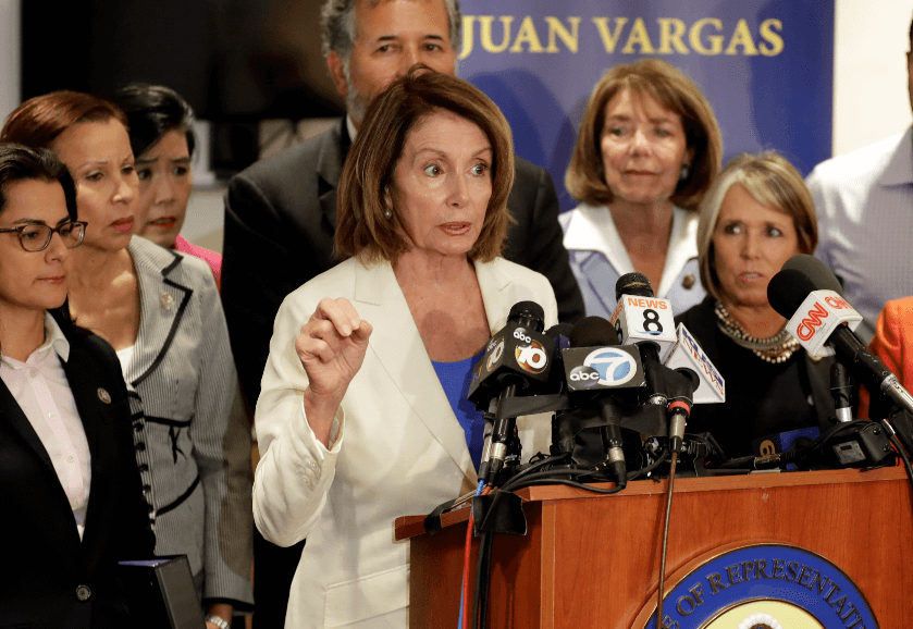 Nancy Pelosi dice a niños migrantes: "Estamos con ustedes"