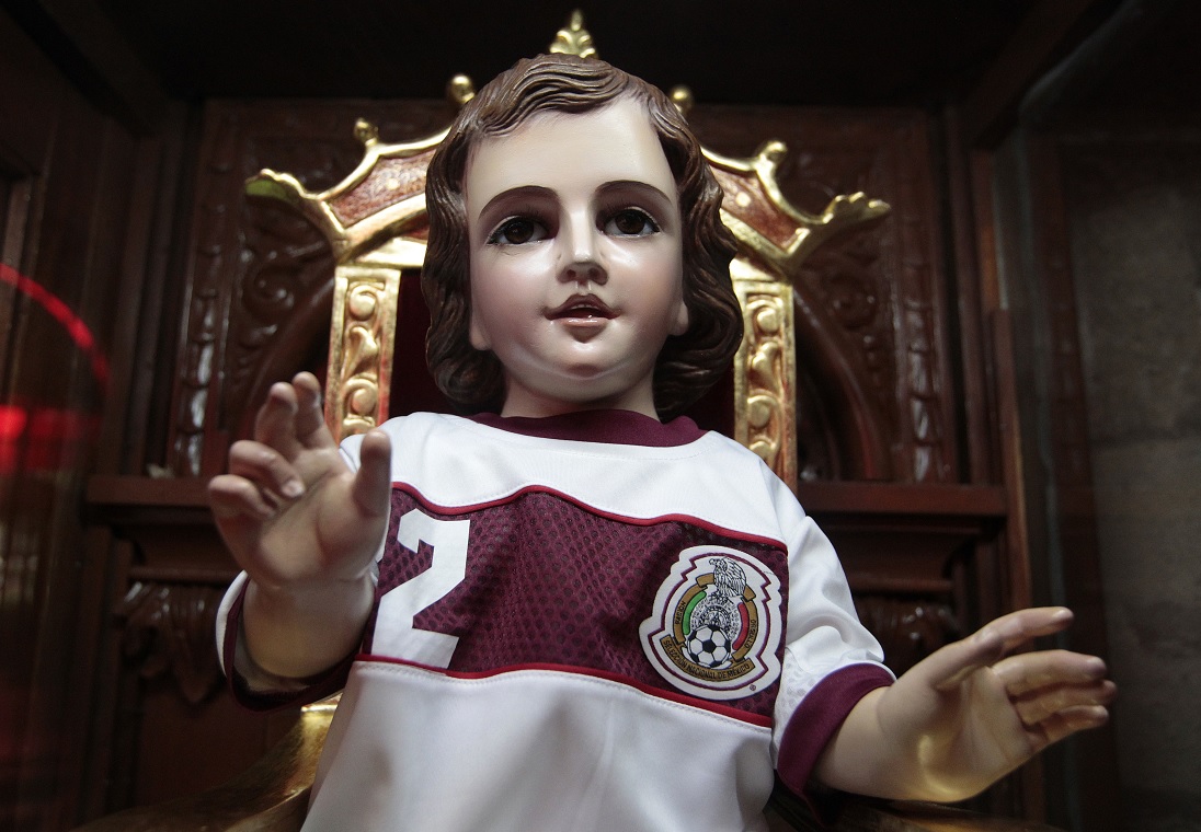 Aficionados piden un milagro al Niño Dios futbolista de México