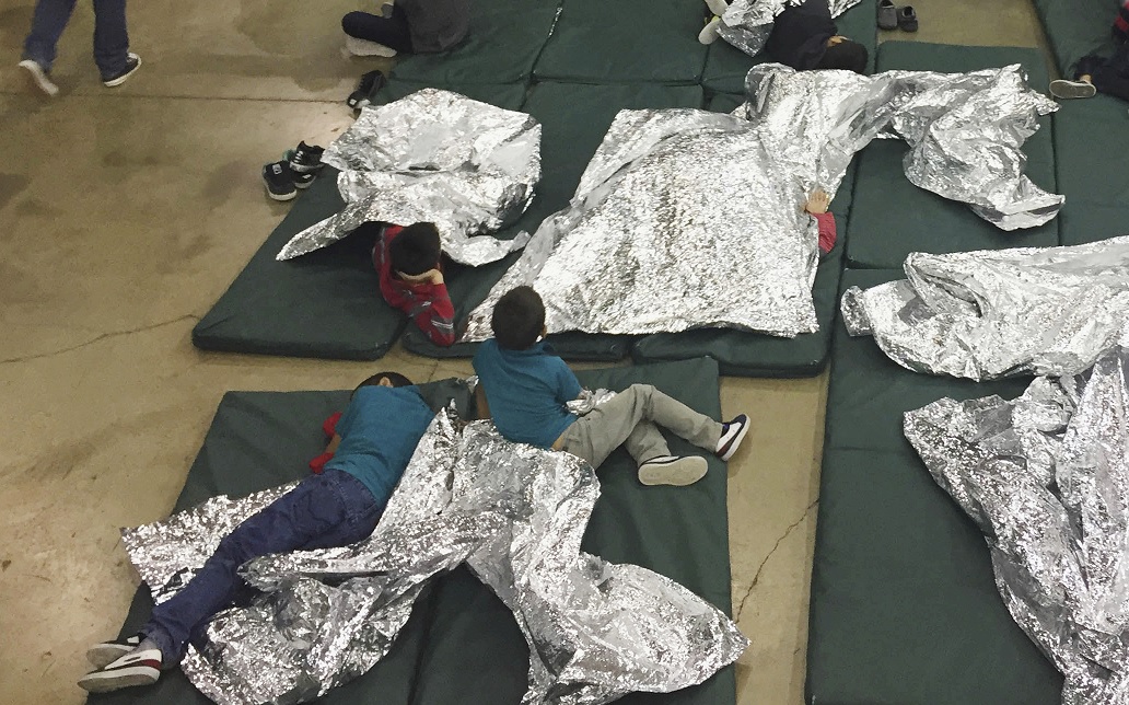 Niños enjaulados que lloran a sus padres, resultado de política migratoria de Trump
