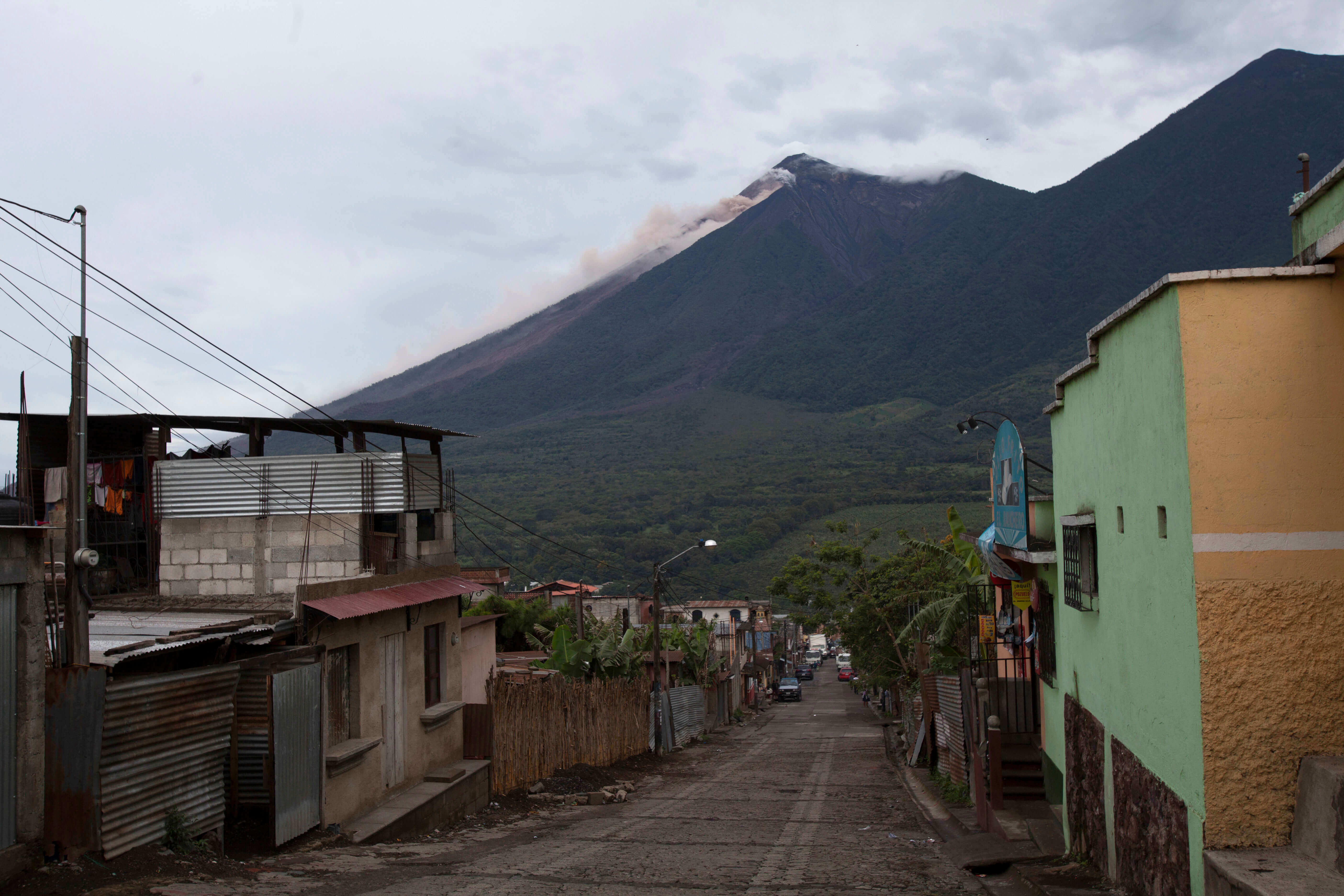 Guatemala ordena evacuación por flujo piroclástico del Volcán de Fuego 