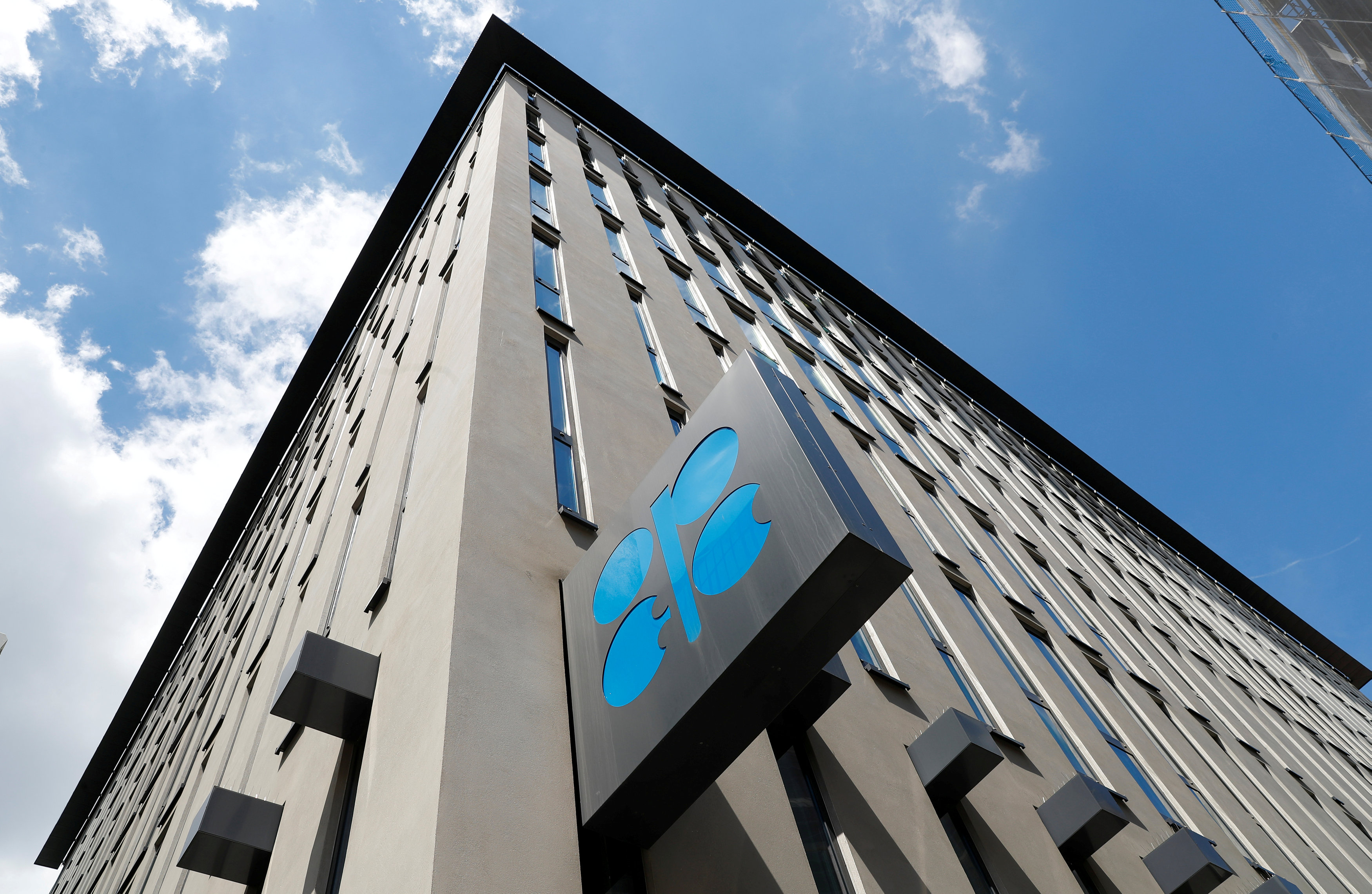 OPEP acuerda aumentar producción por 1 mdb, Brent sube 1.75%