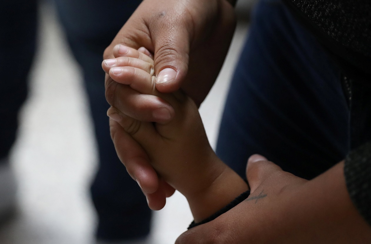 Padres migrantes separados de sus hijos en Texas solicitan reunificación