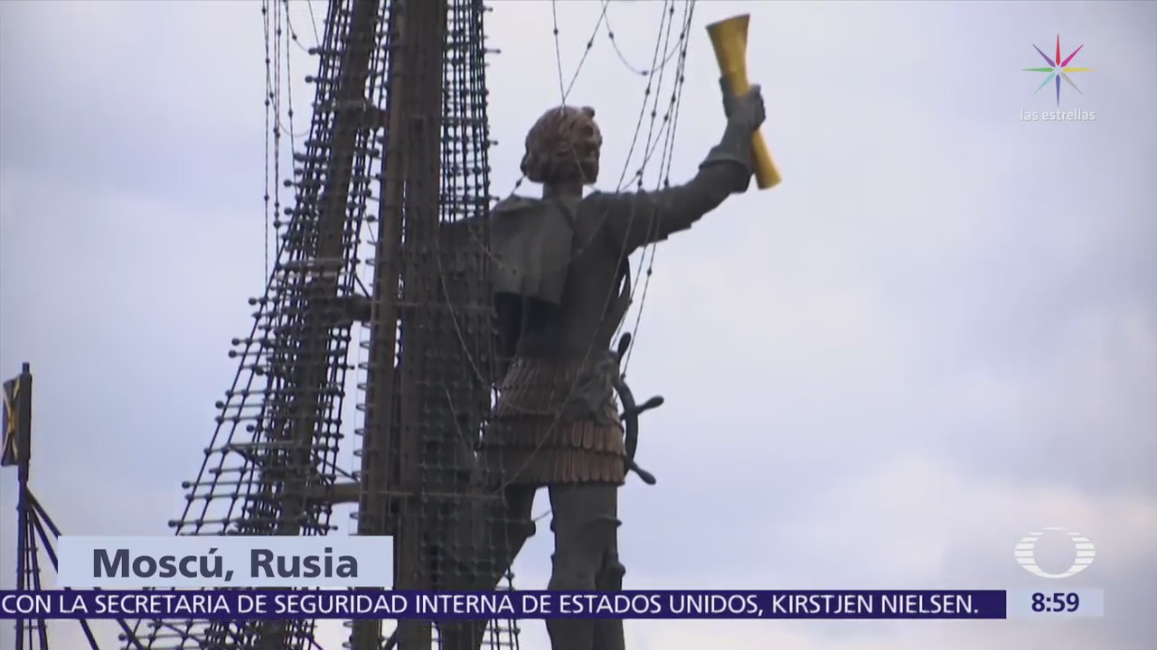 Paola Rojas muestra monumento a Pedro ‘El Grande’ en Moscú